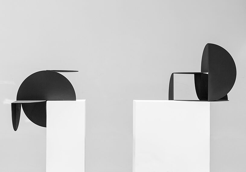 Photograph of black sculpture with white pedestals and background by artist Alejandro Urrutia, resident artist at GlogauAIR 2019